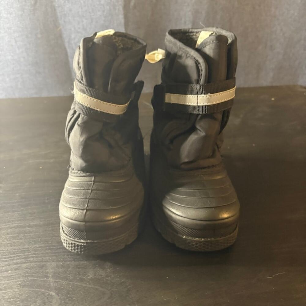 Northside Black Silver Snowboots Toddler sz 9 Hook and Clasp Closure